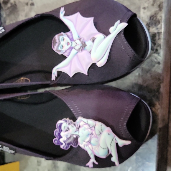Dark Chocolate Design Beach Ghouls Sandal - Picture 13 of 16